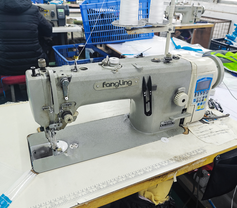 Máquina de coser industrial por ordenador